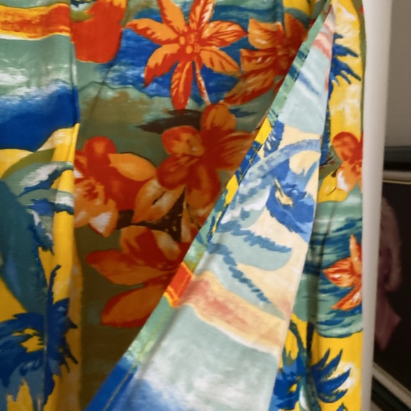 HAWAIIAN TOP & MATCHING WRAP AROUND SKIRT. Size M - Picture 3 of 4